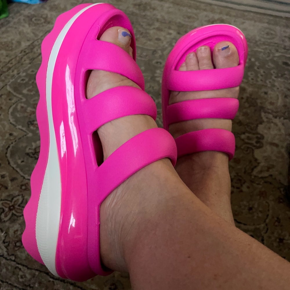 Crocs Mega Crush Triple strap over sized platform sandal (size 8)